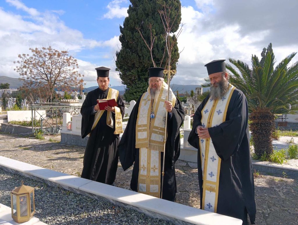 Αρχιερατικό Τρισάγιο στο μνημείο του μακαριστού Μητροπολίτη Λευκάδος και Ιθάκης κυρού Νικηφόρου από τον Μητροπολίτη Θεόφιλο