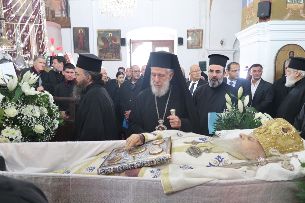 Ο Σύρου Δωρόθεος στην Εξόδιο Ακολουθία του πρώην Θήρας κυρού Επιφανίου