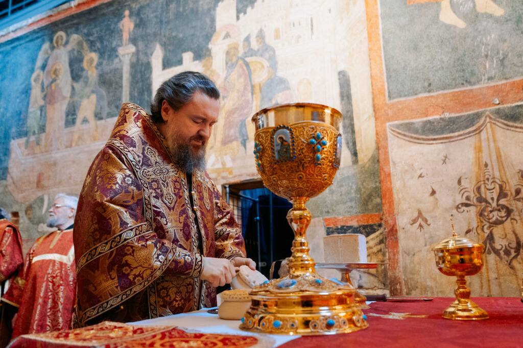В праздник Собора новомучеников и исповедников Церкви Русской митрополит Воскресенский Григорий совершил Литургию в Успенском соборе Московского Кремля