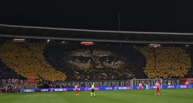 Η εικόνα του Αγίου Συμεών του Μυροβλήτη υψώθηκε ως κορεό από τους φιλάθλους του Ερυθρού Αστέρα