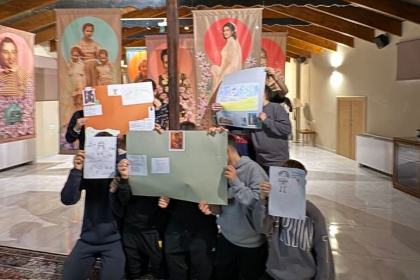 Μαθητές σχολείων της Κατερίνης συμμετείχαν στα εκπαιδευτικά εργαστήρια των «Φωτίων 2026» για τη μητρότητα και την Τέχνη