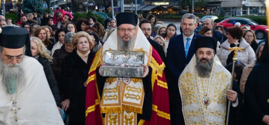 Πάνδημη η υποδοχή του Ιερού Λειψάνου της χειρός του Μεγάλου Βασιλείου στη Λάρισα (ΦΩΤΟ)