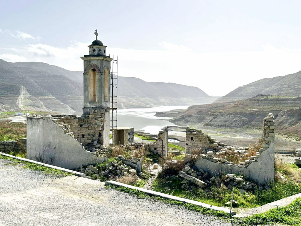 Κύπρος – Φράγμα Κούρη: Η έλλειψη νερού αποκάλυψε την άλλοτε «βυθισμένη» εκκλησία του Αγίου Νικολάου