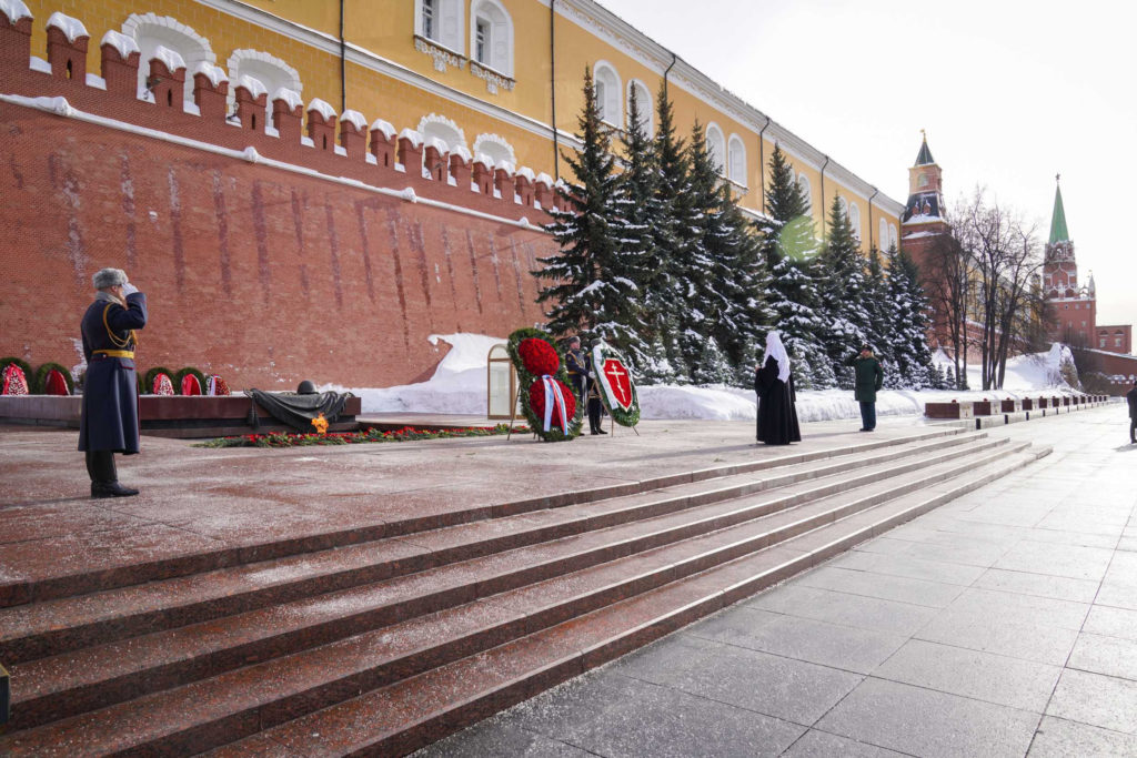 В День защитника Отечества Святейший Патриарх Кирилл возложил венок к могиле Неизвестного солдата у стен Московского Кремля