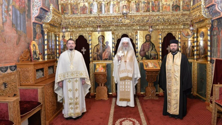 Dumnezeu preferă un păcătos smerit unui drept arogant, a subliniat Patriarhul Daniel