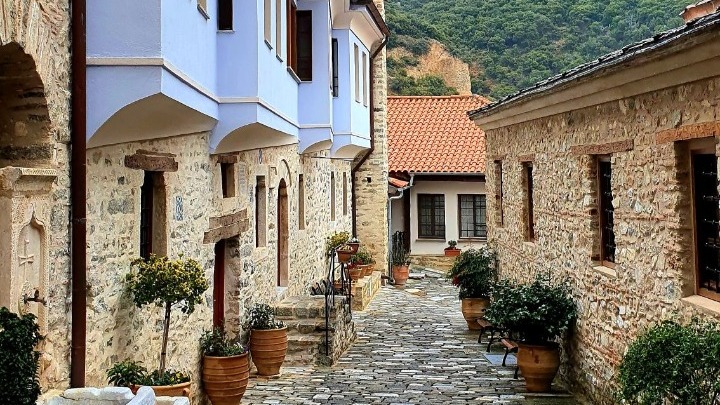 Η Ιερά Μονή Τιμίου Προδρόμου φάρος πίστης και ιστορίας στις απόκρημνες πλαγιές του Μενοικίου όρους