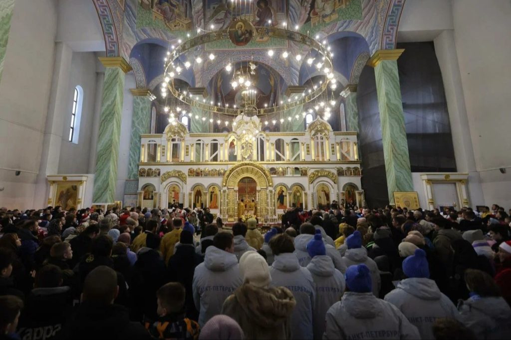 Юные участники зимних Международных спортивных игр святого князя Александра Невского приняли участие в Литургии в храме апостола Иоанна Богослова в Кудрове Ленинградской области