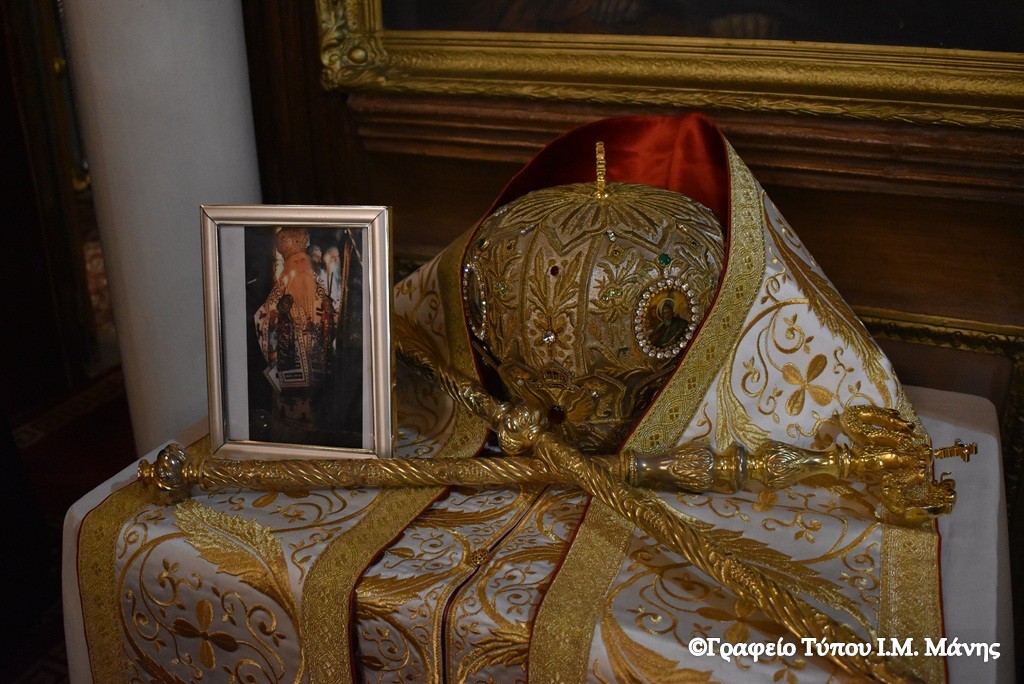 Ο Μάνης Χρυσόστομος τέλεσε Τρισάγιο για τον μακαριστό πρώην Θήρας Επιφάνιο