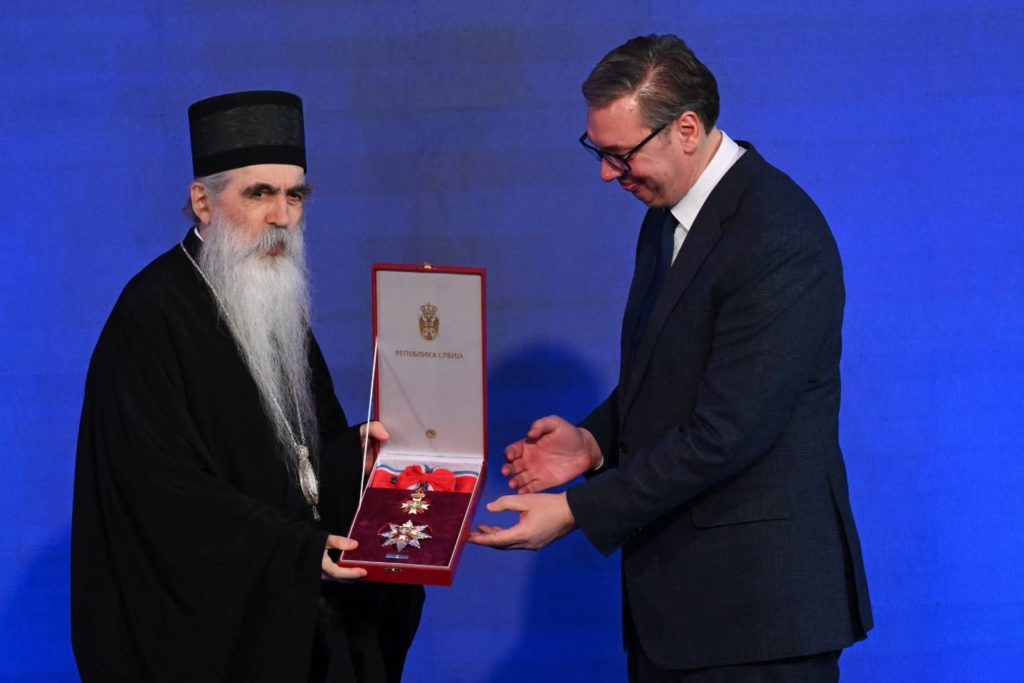 Ο Αλεξάνταρ Βούτσιτς παρασημοφόρησε τον Μητροπολίτη Μπάτσκας Ειρηναίο