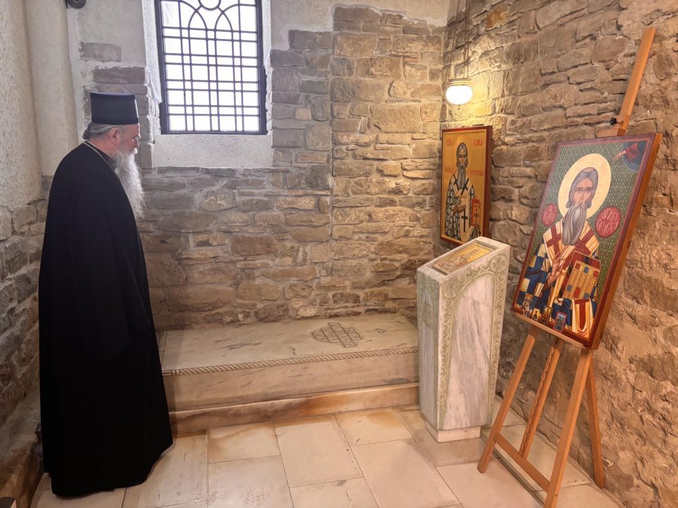 Ο Μητροπολίτης Μαυροβουνίου στον αρχικό τάφο του Αγίου Σάββα στη Βουλγαρία
