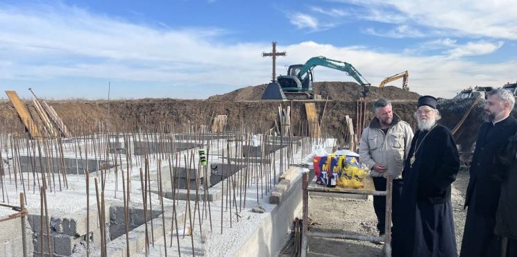 Митрополит Василије на градилишту новог храма у Батајници