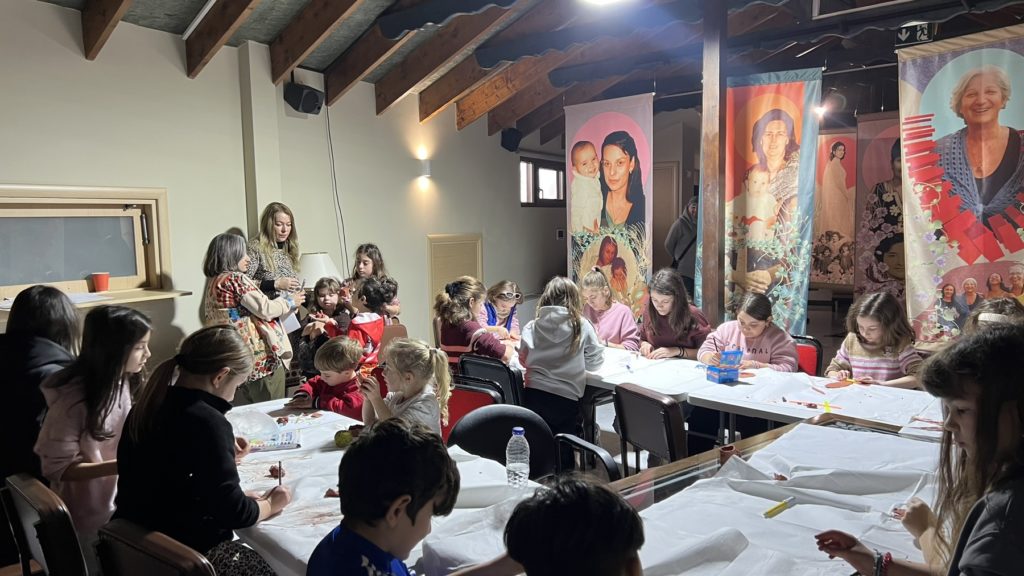 «Η μητρότητα μέσα από την Τέχνη»: Ξεκίνησαν τα εκπαιδευτικά εργαστήρια των «Φωτίων 2026»