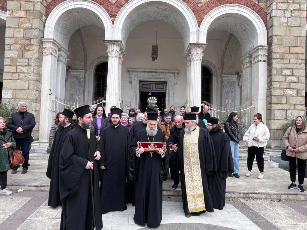 Με συγκίνηση η αναχώρηση της τιμίας χειρός του Αγίου Σπυρίδωνος από την Καρδίτσα