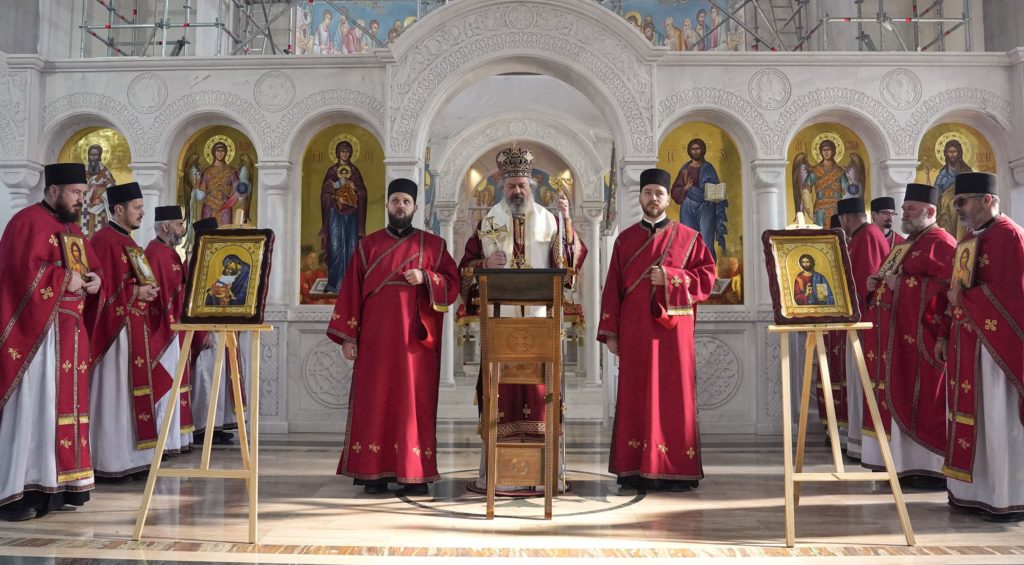 У цркви се клањамо пред иконом не поштујући комад дрвета, већ лик који је изображен на икони, самог Господа, Богородицу и све свете