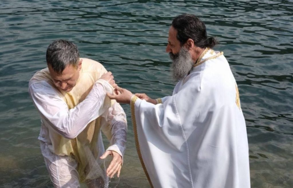 Αμερικανός στρατιωτικός διέσχισε τον κόσμο για να βαπτιστεί Ορθόδοξος στον Αλιάκμονα