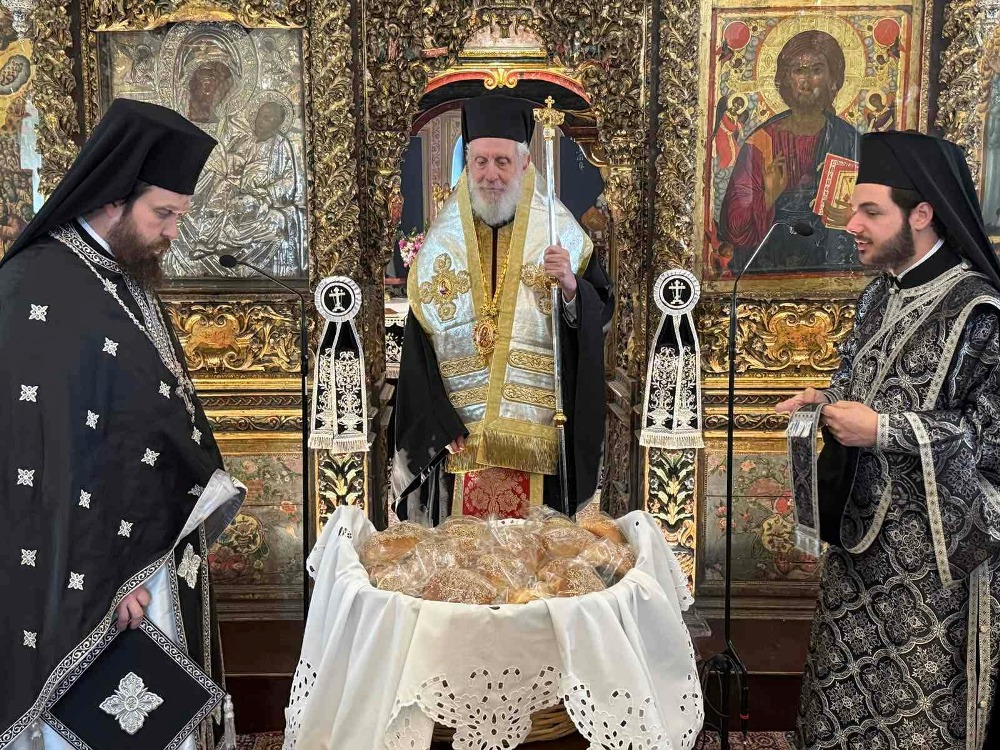 Ευχές Μητροπολίτη Σύρου στον εορτάζοντα Ηγούμενο της Ιεράς Μονής Παναγίας Τουρλιανής Μυκόνου