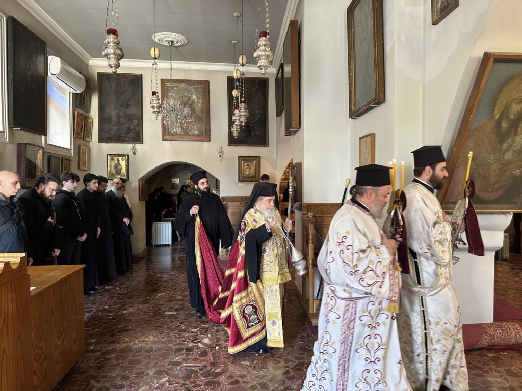 Η Ακολουθία του Ακαθίστου Ύμνου στην εμπόλεμη Αγία Γη