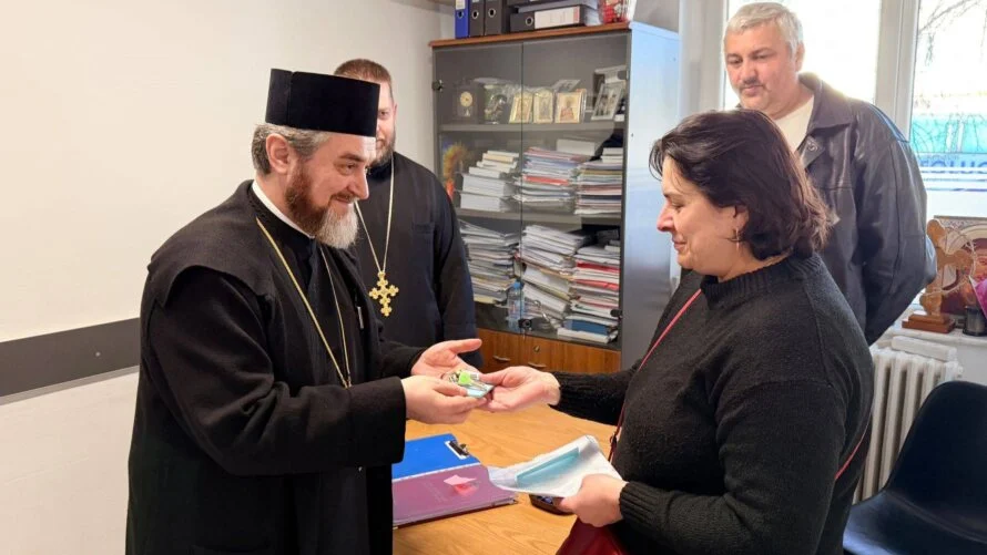 Episcopia Maramureșului și Sătmarului a donat un apartament unei familii sinistrate cu trei copii din județul Suceava