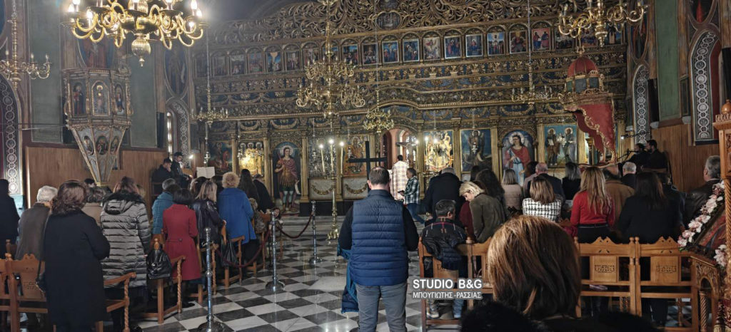 Η Κυριακή της Σταυροπροσκυνήσεως στον ιστορικό Ιερό Ναό Αγίου Νικολάου, στην παραλία του Ναυπλίου