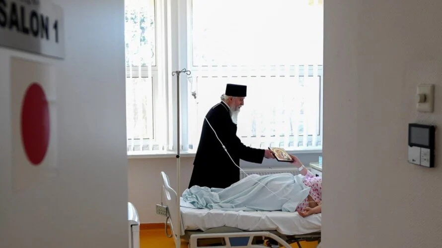 Aproximativ 500 de icoane au fost dăruite mamelor din maternitățile sucevene