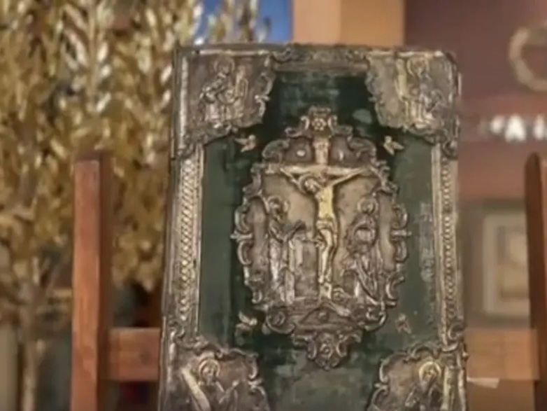 Συνελήφθη έμπορος τέχνης για αρχαιοκαπηλία – Προσπάθησε να πουλήσει Ευαγγέλιο του 18ου αιώνα