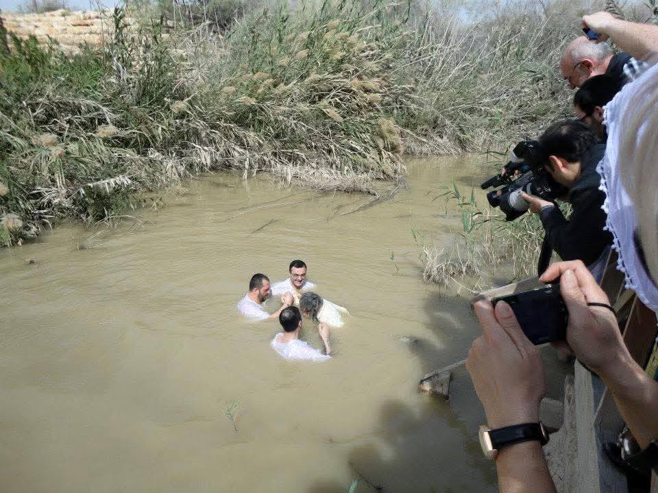Όταν ο Πατριάρχης Γεωργίας Ηλίας βαπτίστηκε στον Ιορδάνη ποταμό (ΦΩΤΟ)