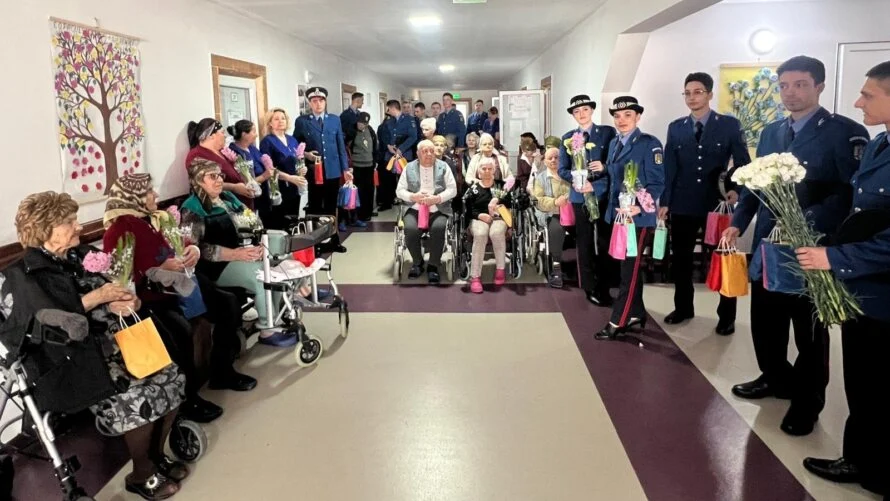 Elevii jandarmi din Fălticeni au oferit daruri vârstnicilor de la căminul Mănăstirii Bogdănești