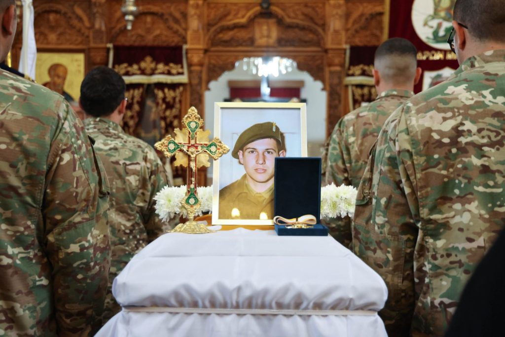 Η Κύπρος ακόμα κηδεύει τα παιδιά της: Ανάπαυση για τον στρατιώτη Νίκο Βιολάρη 52 χρόνια μετά την τουρκική εισβολή