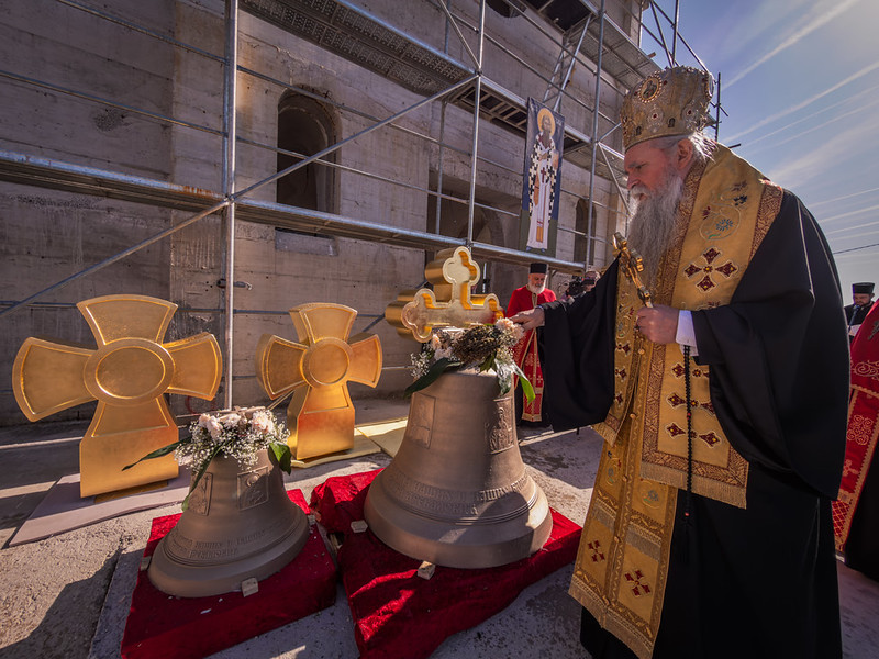 Ο Μαυροβουνίου Ιωαννίκιος καθαγίασε τις καμπάνες και τους σταυρούς για τον Ναό του Αγίου Σάββα στην Ποντγκόριτσα