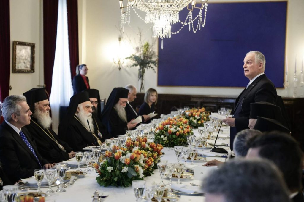 Θέμα συζήτησης τα ΚΑΡΑΒΑΓΓΕΛΕΙΑ στο επίσημο γεύμα του Προέδρου της Δημοκρατίας (ΗΧΗΤΙΚΟ)