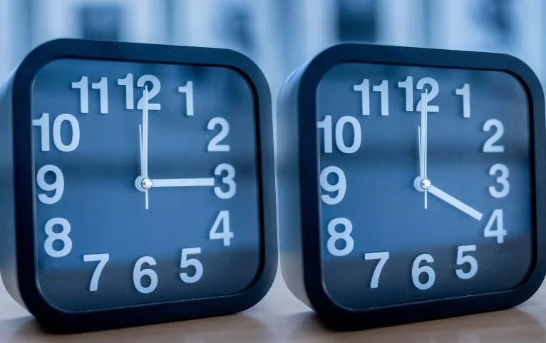 Γυρίζουμε τους δείκτες των ρολογιών μια ώρα μπροστά τα ξημερώματα της Κυριακής