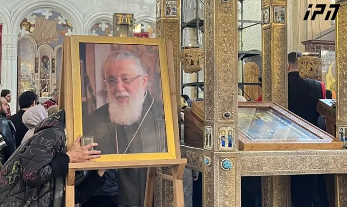 Σε λαϊκό προσκύνημα από το μεσημέρι το σκήνωμα του Πατριάρχη Γεωργίας Ηλία