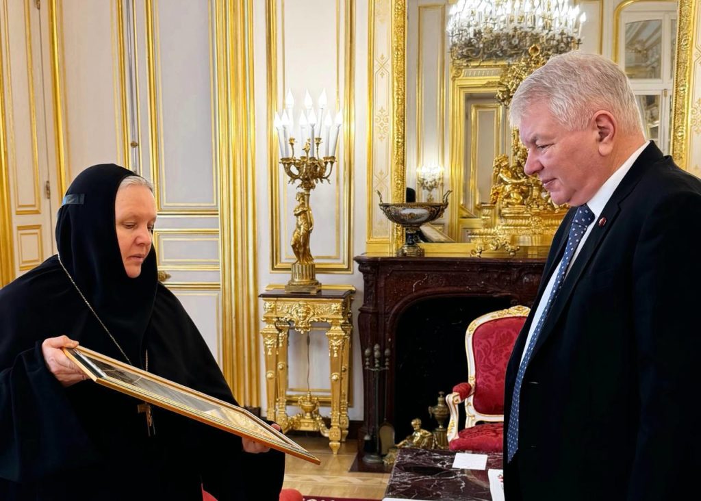 В Париже состоялось закрытие выставки московского Новодевичьего монастыря «Великий русский северный путь: Золотая нить столетий»