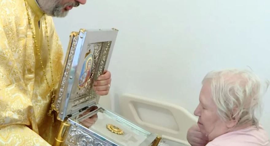 O raclă cu moaștele Sf. Gheorghe, adusă spre închinare la Centrul de Îngrijiri Paliative „Sf. Nectarie” din Capitală