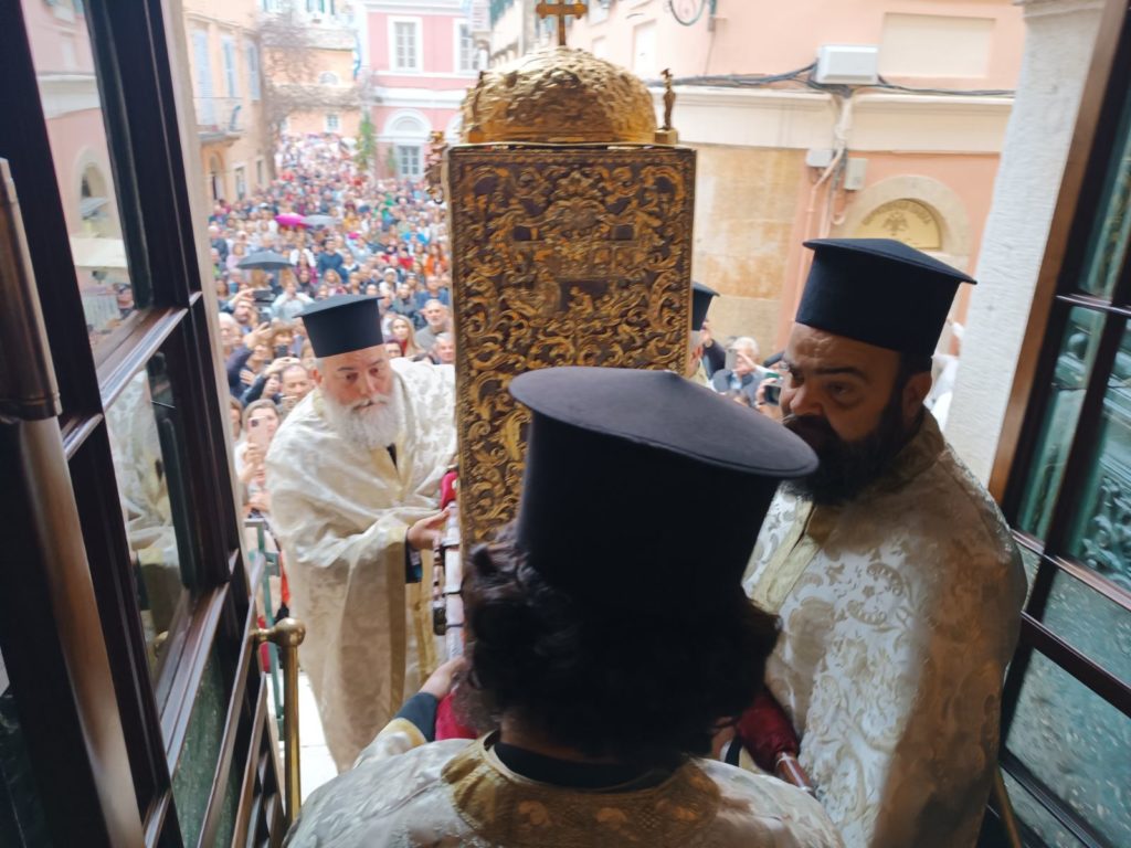 Τρίτη της Διακαινησίμου στην Κέρκυρα: Τα «μπάσματα» του Αγίου Σπυρίδωνος