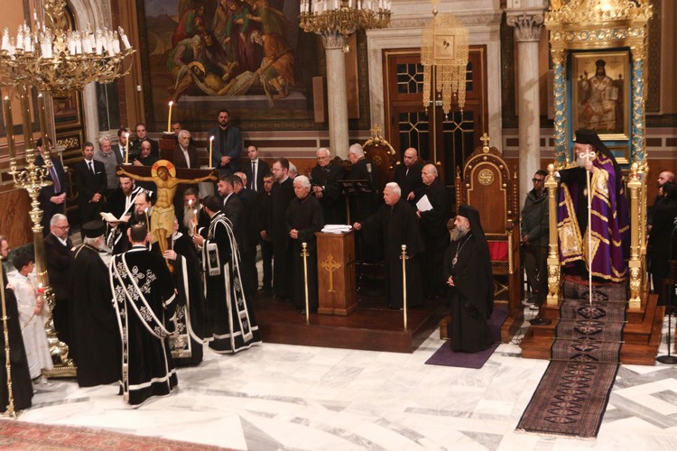 Ο Αρχιεπίσκοπος Ιερώνυμος στην Ακολουθία των Παθών στον Μητροπολιτικό Ιερό Ναό Αθηνών