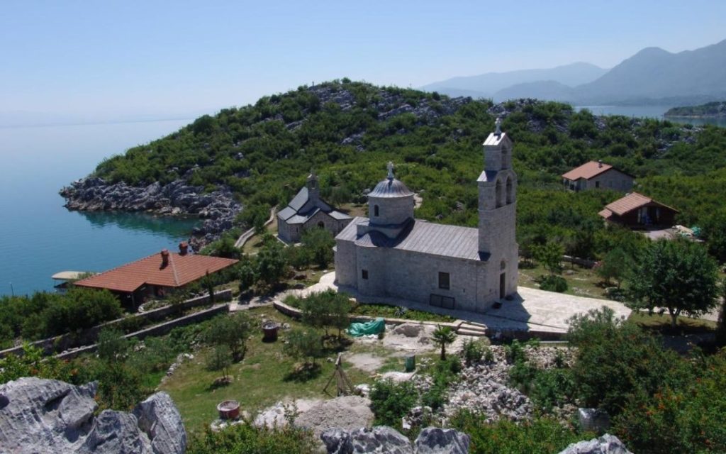 Слава манастира Бешка; богослужи Митрополит Јоаникије