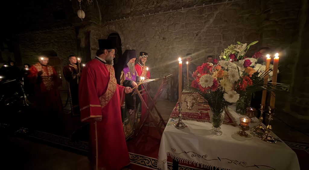 Патријарх у Пећкој Патријаршији служио вечерње са изношењем плаштанице, а затим и јутрење Велике суботе са статијама