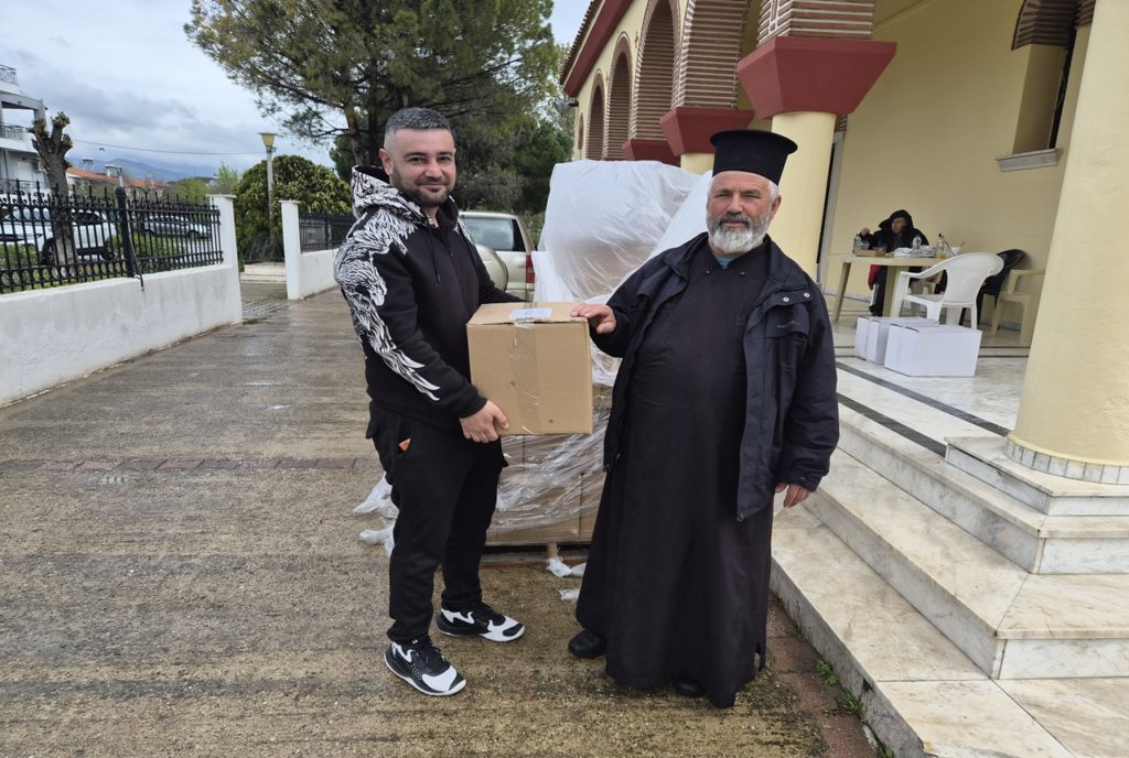 Διανομή δεμάτων – τροφίμων από την Μητρόπολη Μαρωνείας και Κομοτηνής