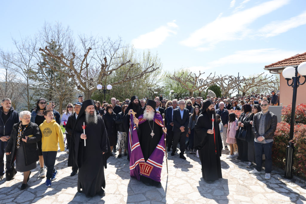 Λαοθάλασσα πίστης την Μεγάλη Παρασκευή στο Μοναστήρι του Τρικόρφου Φωκίδας