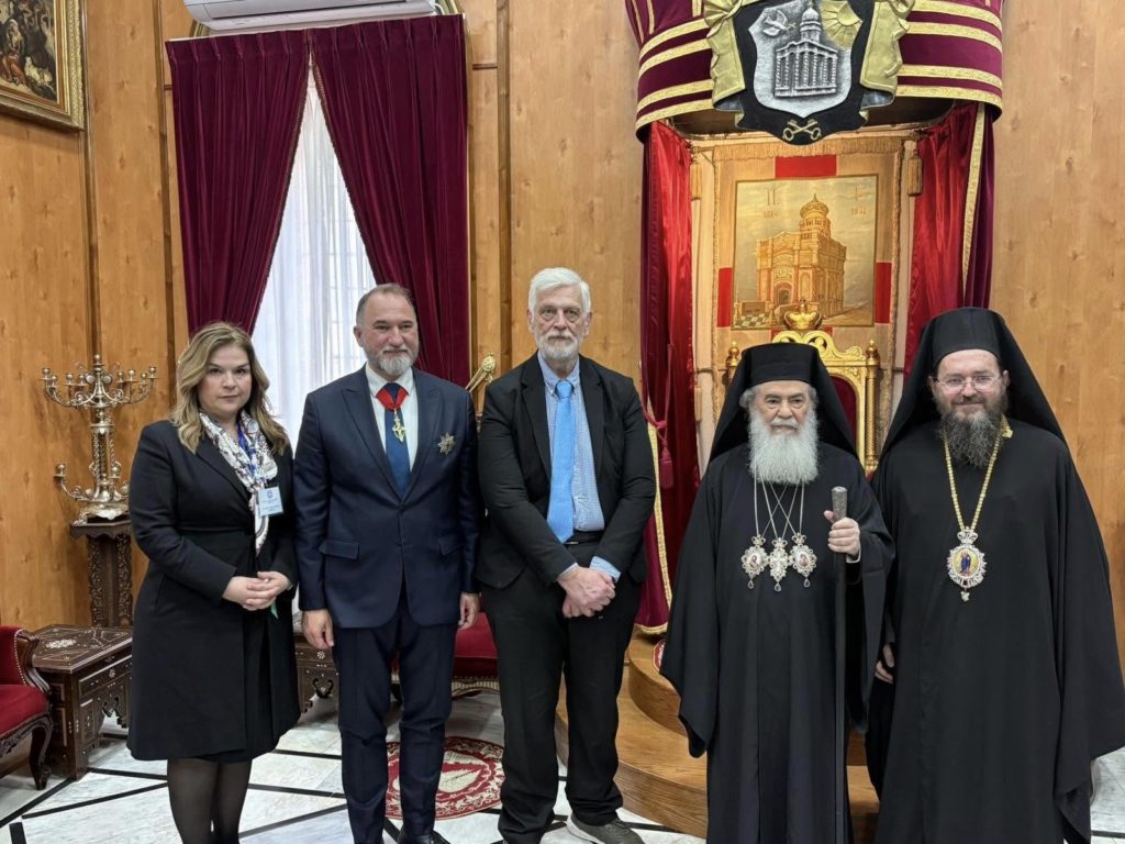 Στα Ιεροσόλυμα βρίσκεται η ελληνική αποστολή που θα μεταφέρει στην Ελλάδα το Άγιο Φως