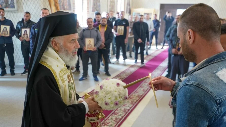 Arhiepiscopul Casian s-a rugat de Paști alături de persoanele private de libertate, la Penitenciarul Galați