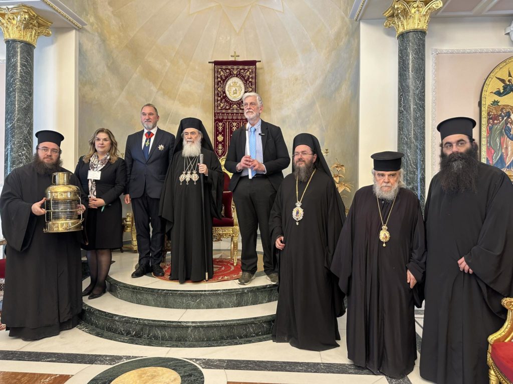 Παρέλαβε το Άγιο Φως η Ελληνική Αποστολή (ΒΙΝΤΕΟ)