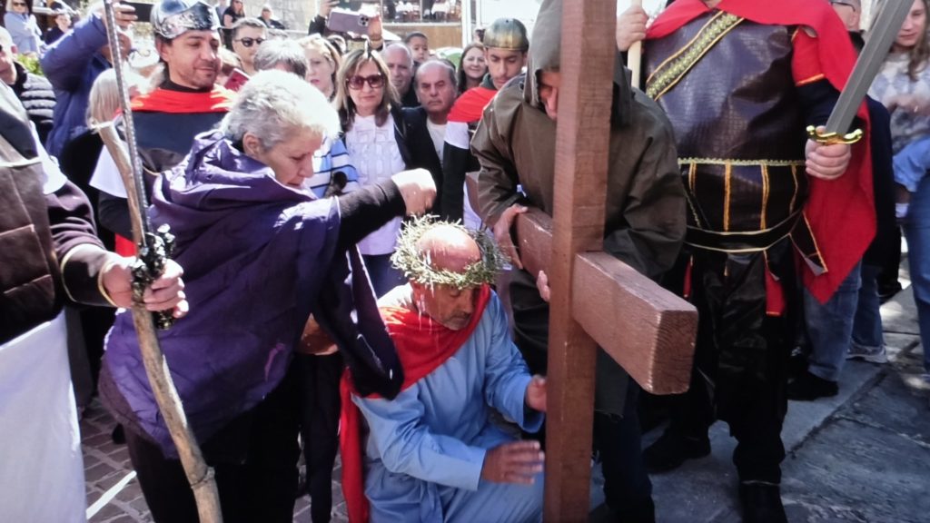 Αναβίωσε και φέτος το έθιμο της μεταφοράς του Τιμίου Σταυρού στον Κάθηκα της Πάφου