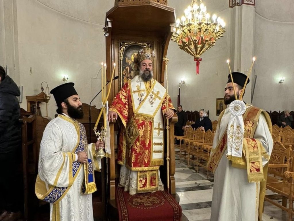 Θήρας Αμφιλόχιος: Η Θεοτόκος κυοφόρησε την Ζωή και έγινε για την ανθρωπότητα η «Ζωοδόχος Πηγή»