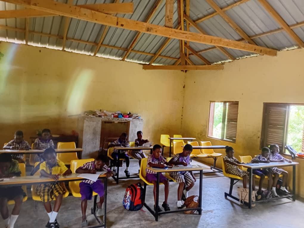 Δωρεά θρανίων από την Ιερά Μητρόπολη Άκκρας