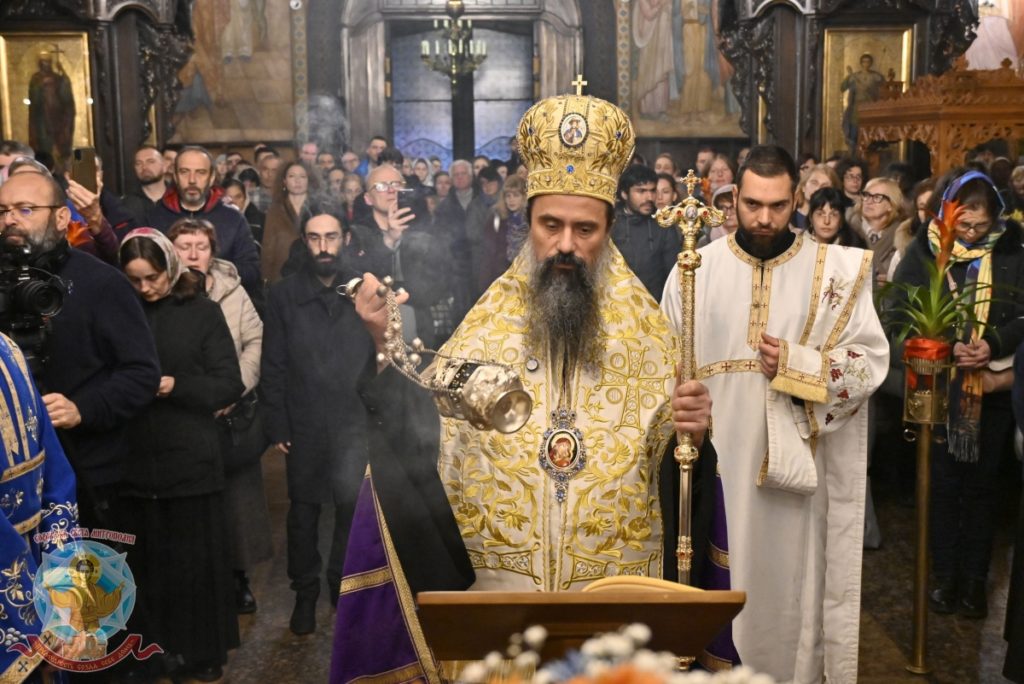 Малко повечерие и целият акатист на Пресвета Богородица в катедралния храм „Св. Неделя“