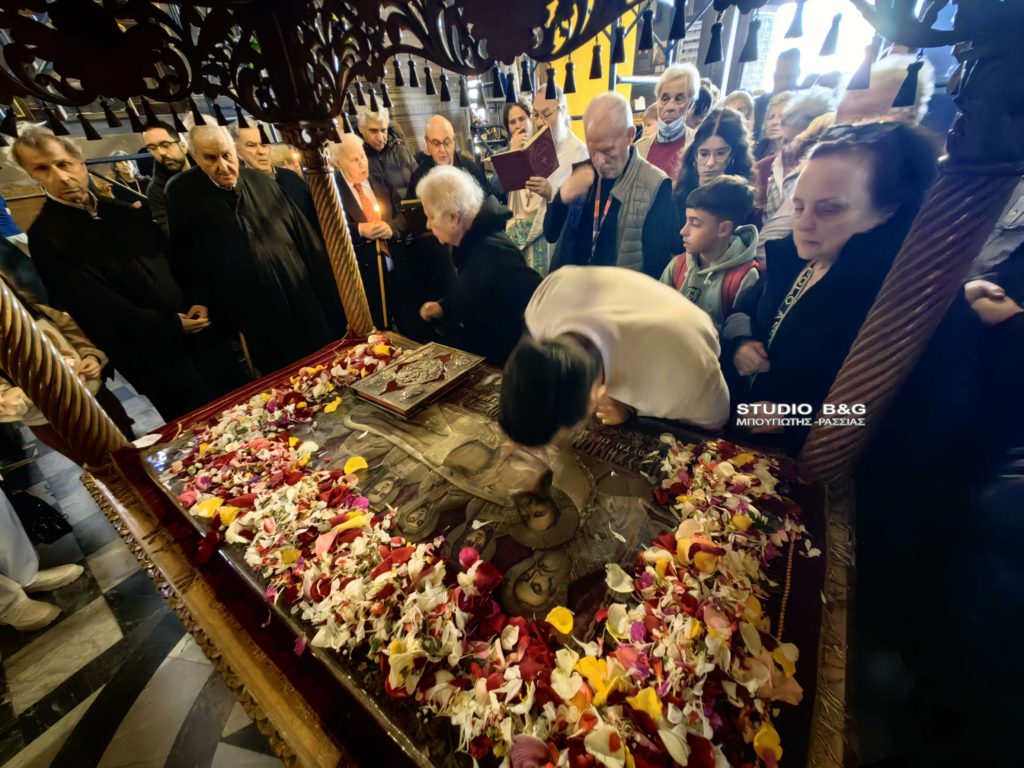 Αποκαθήλωση και επιτάφιος θρήνος στον Μητροπολιτικό Ναό Ναυπλίου (ΒΙΝΤΕΟ)