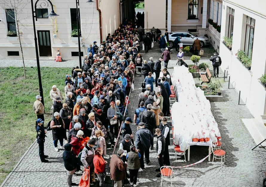 Arhiepiscopia Clujului ajută persoanele vulnerabile social: 700 de pachete cu alimente oferite
