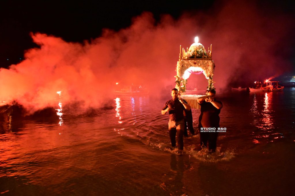 Η ξεχωριστή περιφορά του Επιταφίου μέσα στη θάλασσα στο Τολό Αργολίδας
